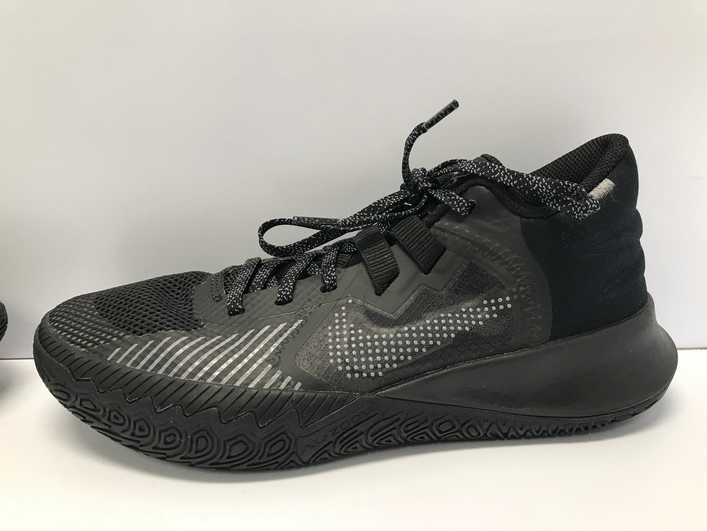 Baseketball Shoes Men's Size 8 Nike Kyrie Flytrap 5 Triple All Black like New
