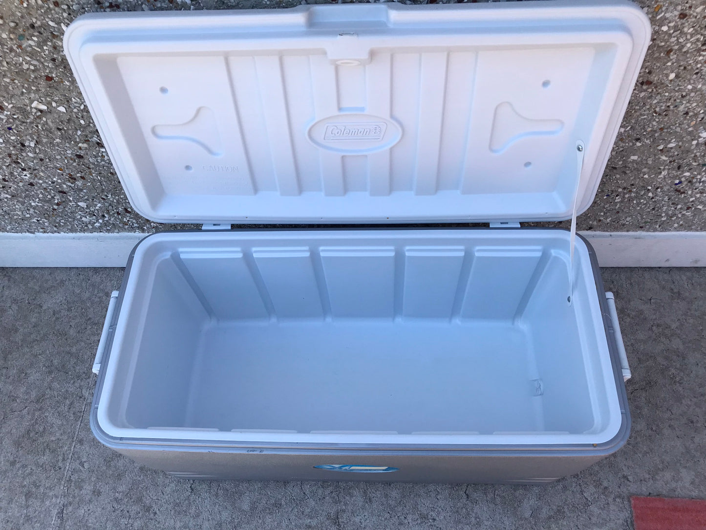 Camping Fishing Coleman Xtream 100 quart X Large Cooler With Spout Like New White Grey
