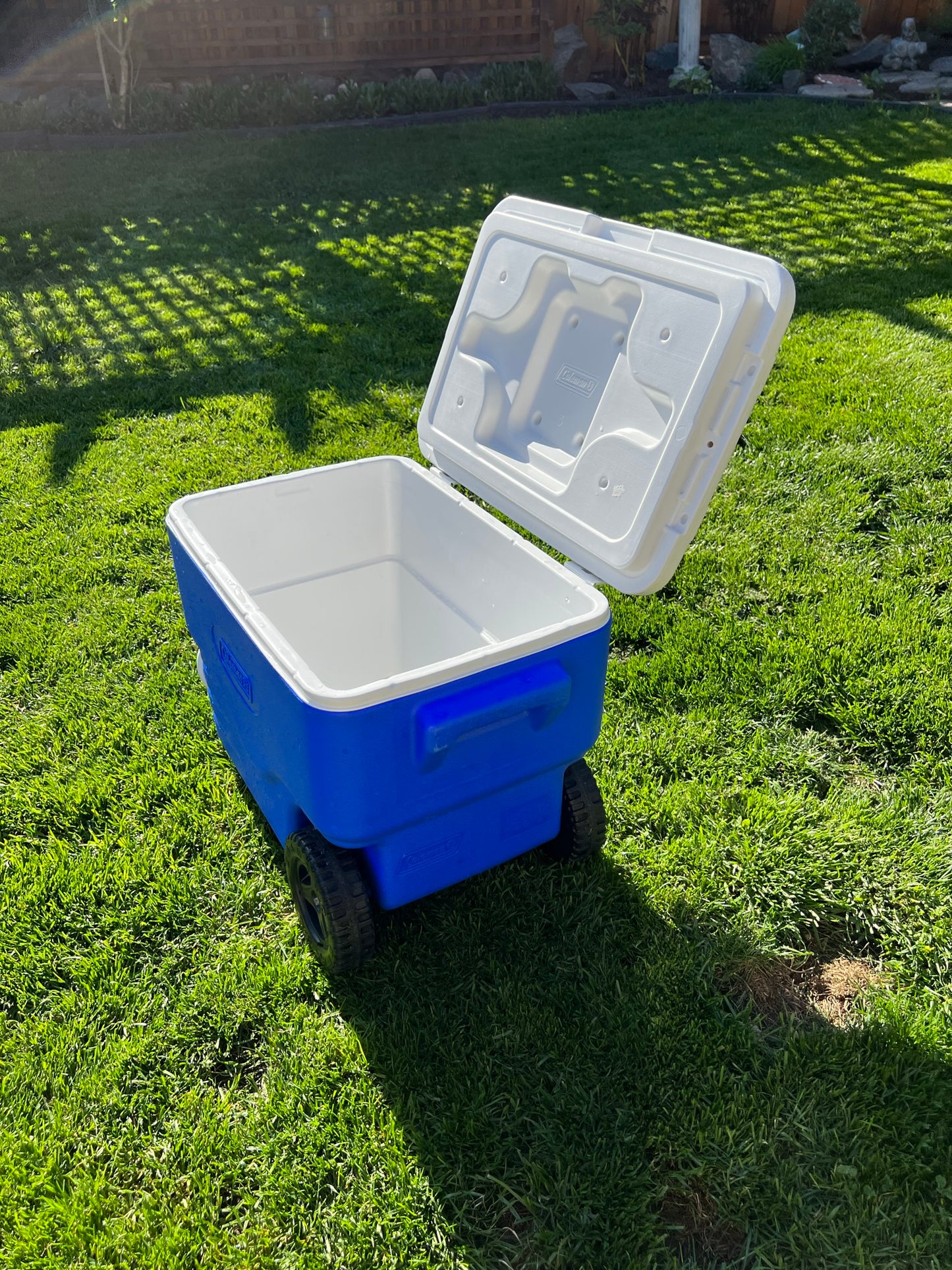 Camping Fishing Cooler Igloo 53 quart On Wheels Like New White Blue