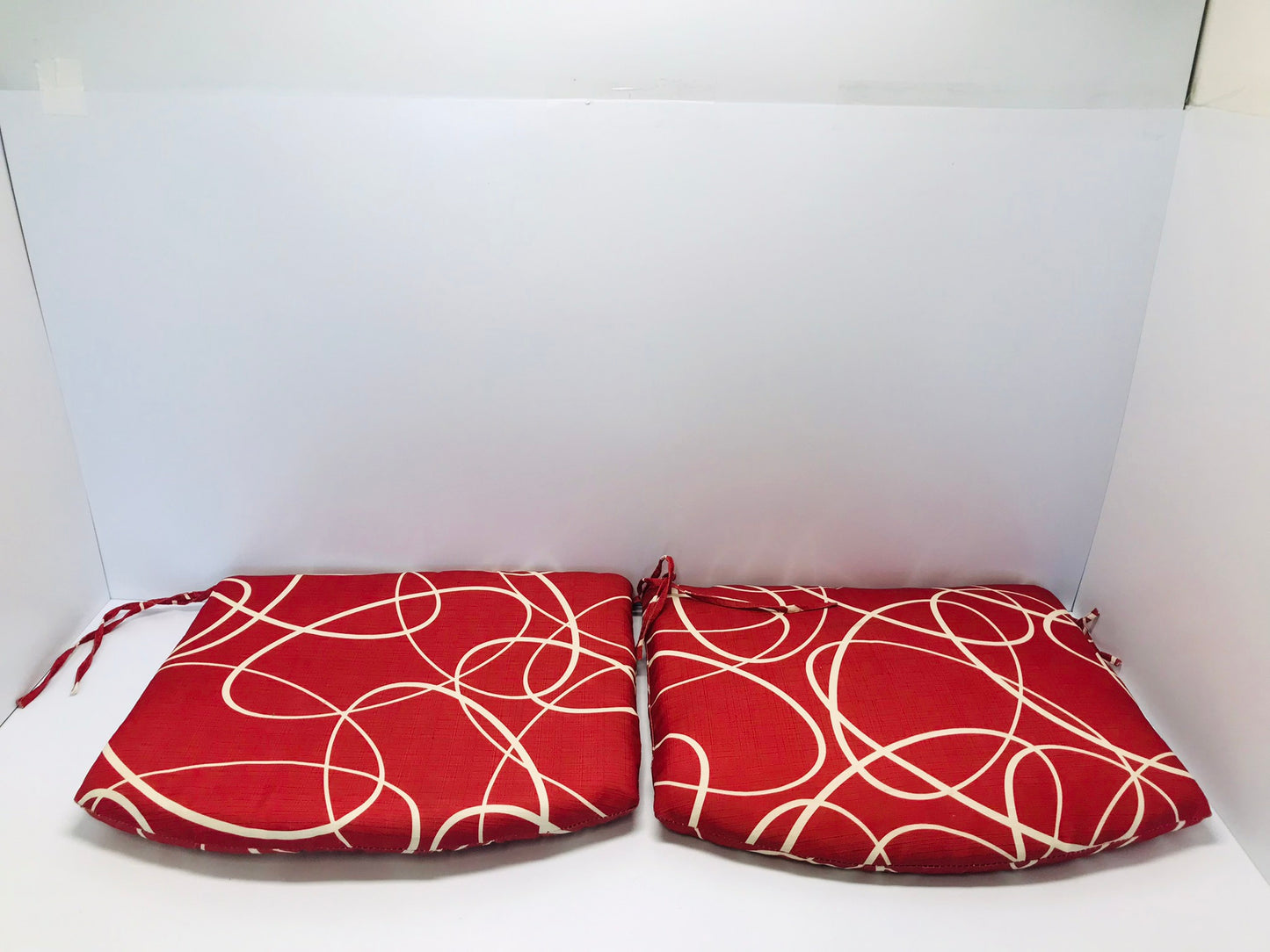 Camping Patio Deck Outdoor Chair Cushions 18x20 inch Set of 2 Red White Like New