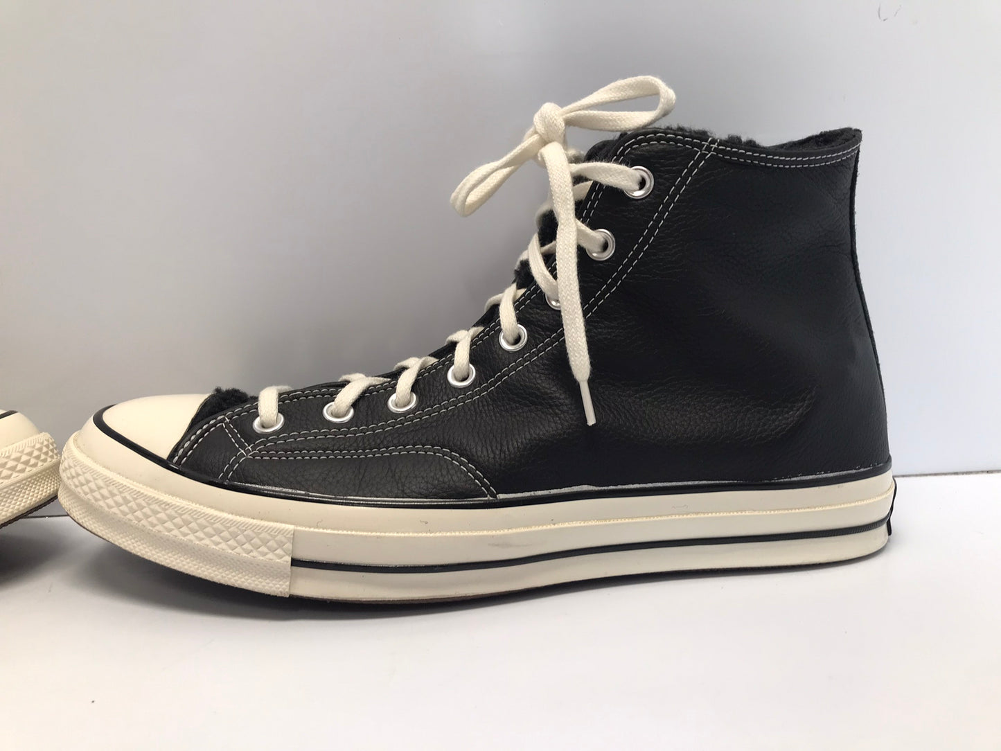 Converse All-Star Chuck Taylors Men's Size 12 High Tops Leather With Faux Fur Insides Like New
