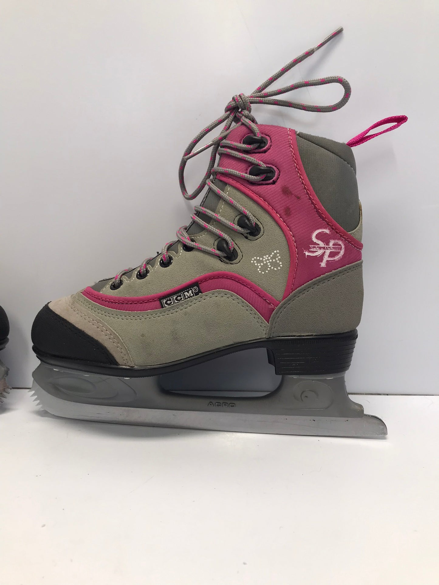 Figure Skates Child Size 4 CCM Jamie Girl Soft Skates Grey Pink