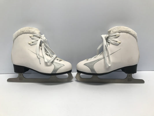 Figure Skates Child Size 4 Winnwell Soft Padded Skates Like New