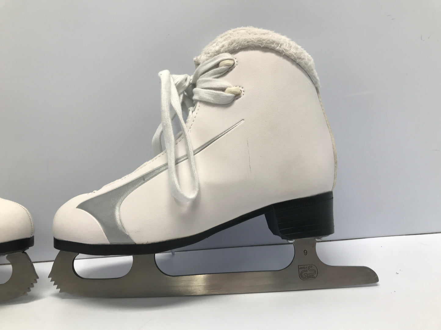 Figure Skates Child Size 4 Winnwell Soft Padded Skates Like New