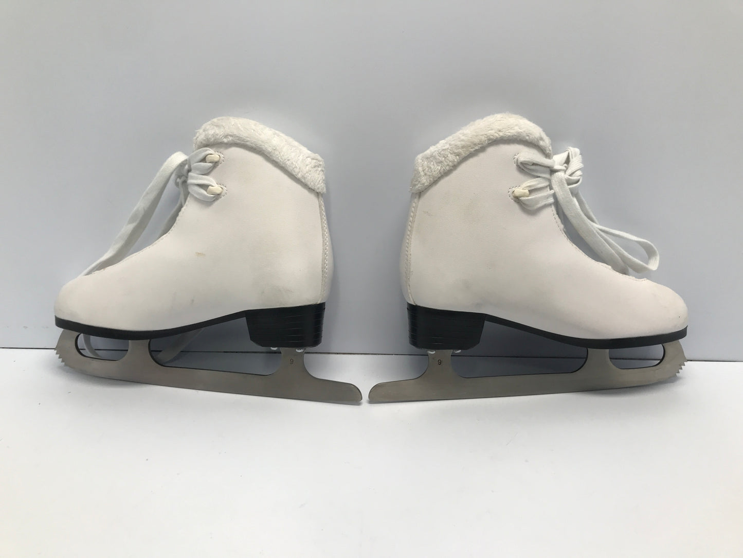 Figure Skates Child Size 4 Winnwell Soft Padded Skates Like New