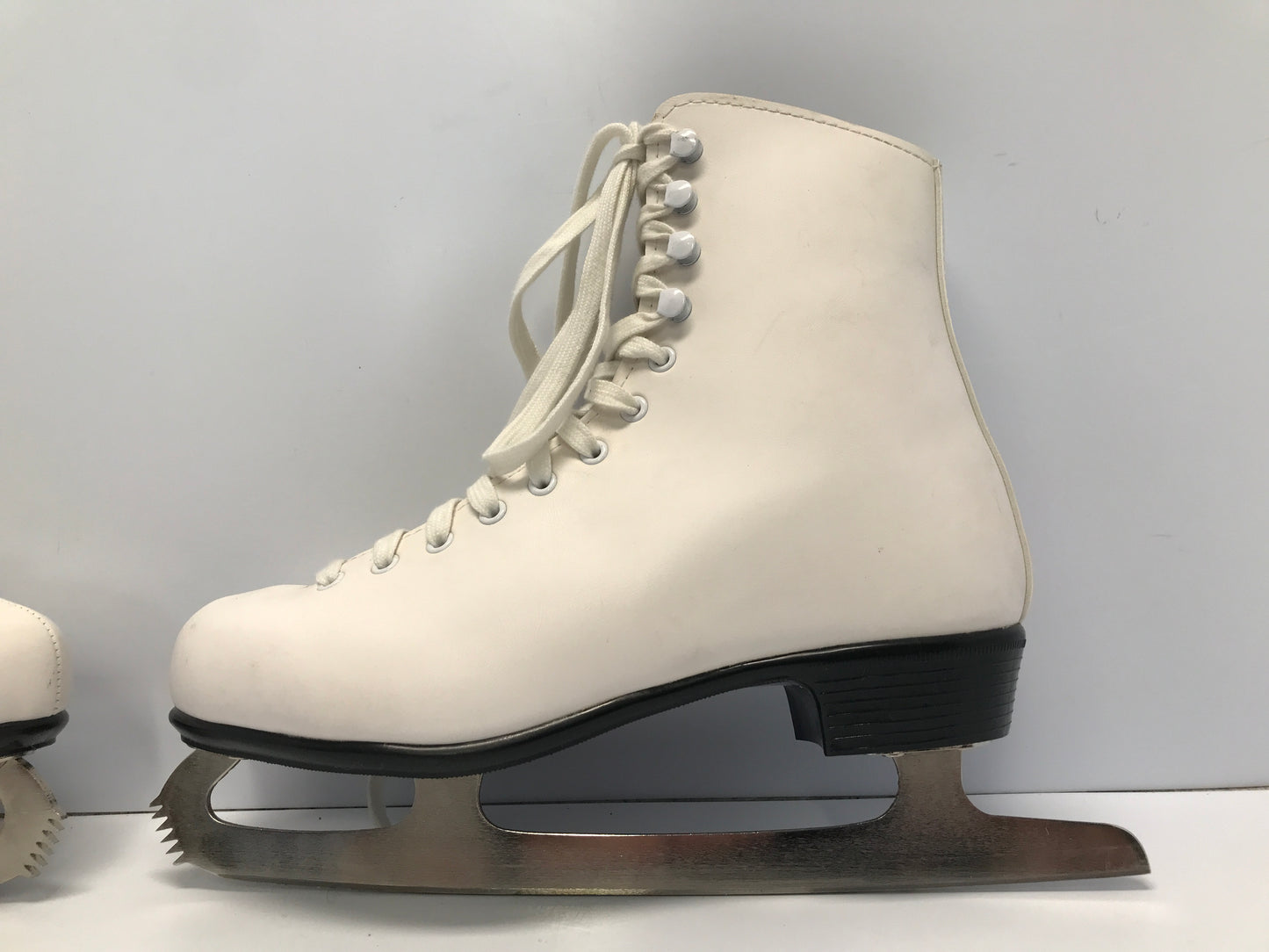 Figure Skates Ladies Size 9 CCM White Like New