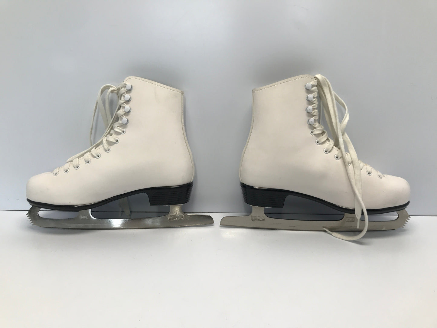Figure Skates Ladies Size 9 CCM White Like New