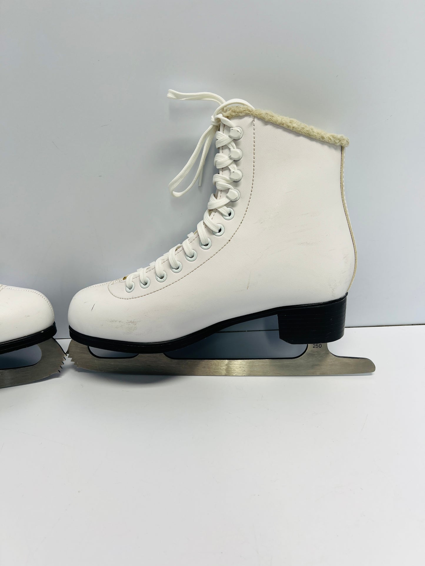 Figure Skates Ladies Women's Size 7 Jackson Cameo Soft Skates Excellent