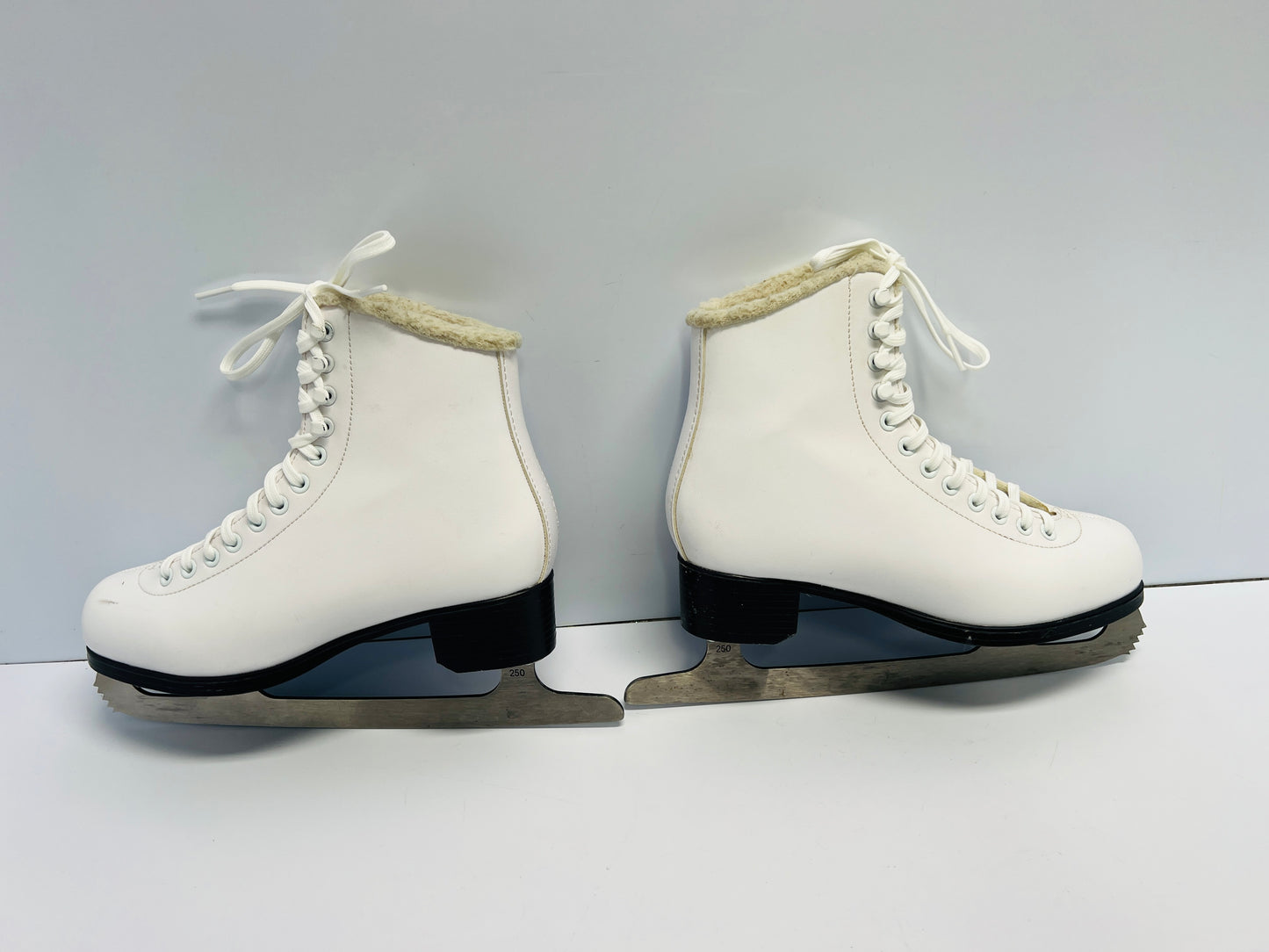 Figure Skates Ladies Women's Size 7 Jackson Cameo Soft Skates Excellent