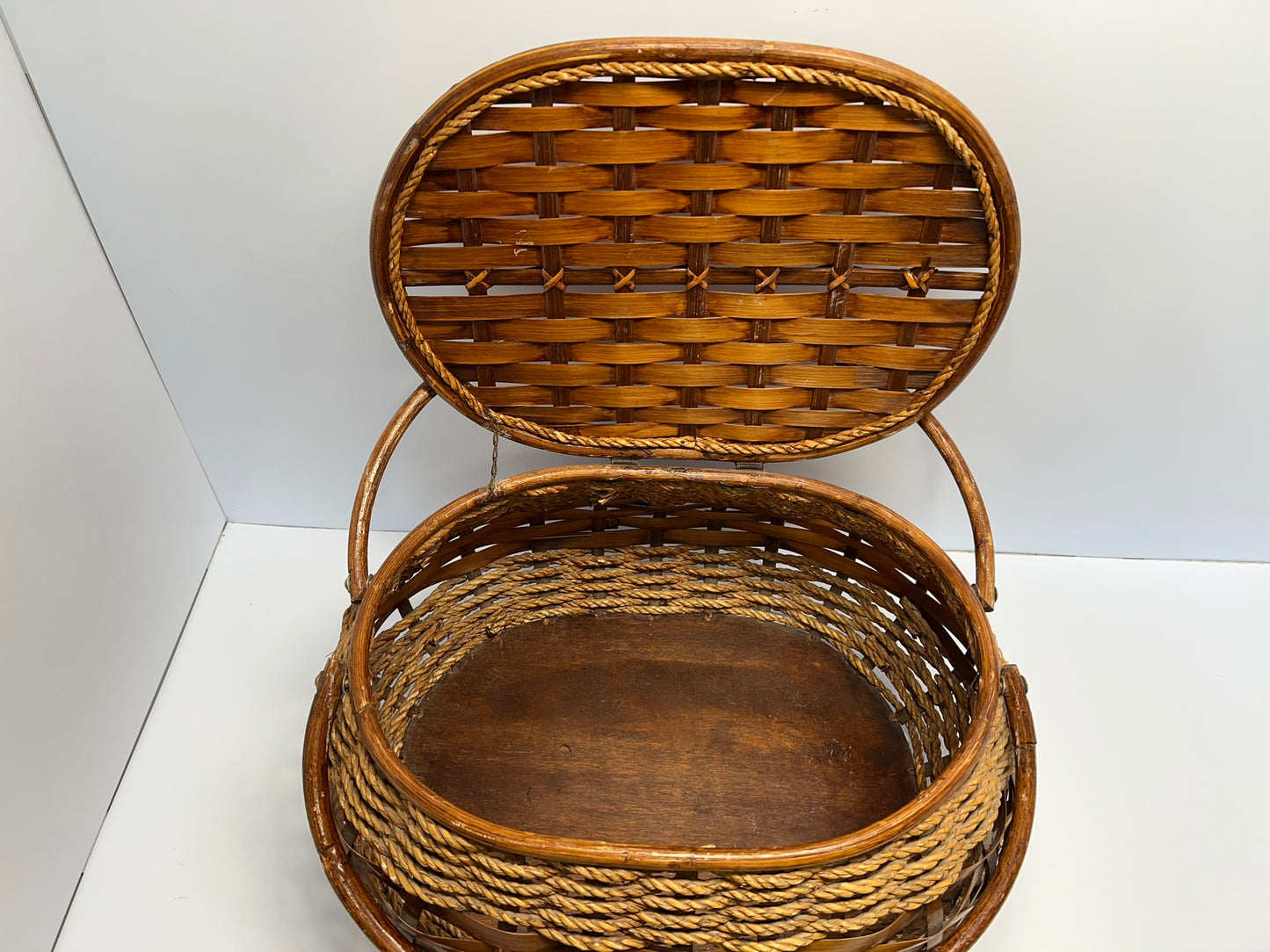 Grandma's X Large 20x16x12 inch 1950's Vintage Rattan Picnic Basket Double Handles Lid With Old Metal Hinges Excellent Condition RARE