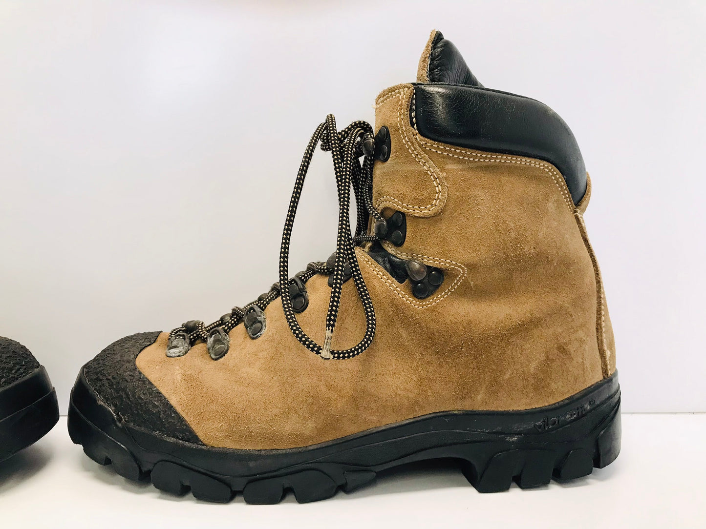 Hiking Boots Men's Size 9.5 Vibram Leather Suade Boots Outstanding Quality