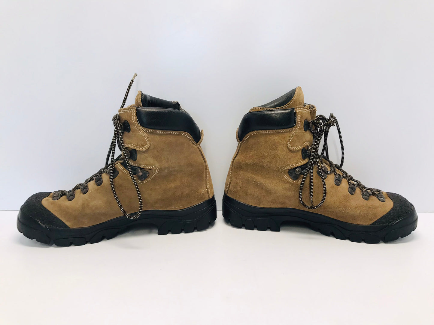Hiking Boots Men's Size 9.5 Vibram Leather Suade Boots Outstanding Quality