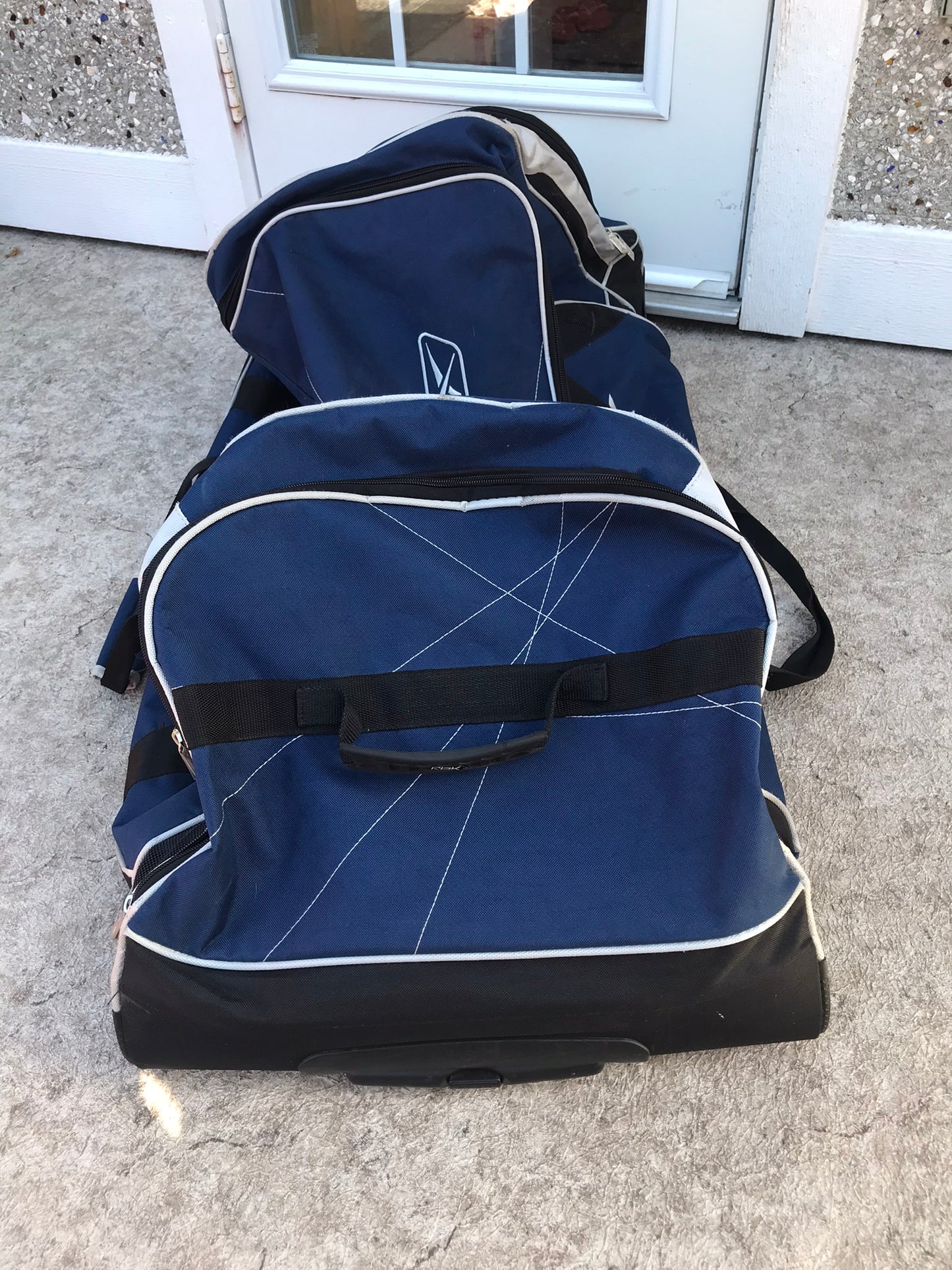Hockey Bag Men's X Large On Wheels RBC All Zippers Complete With All Straps Denim Blue