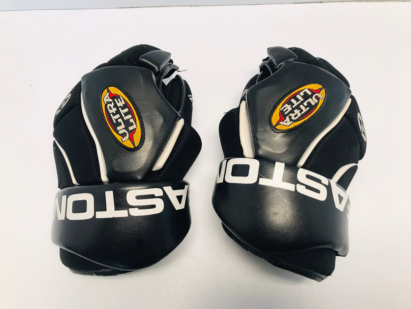 Hockey Gloves Men's Size 13.5 inch Easton Black White Excellent