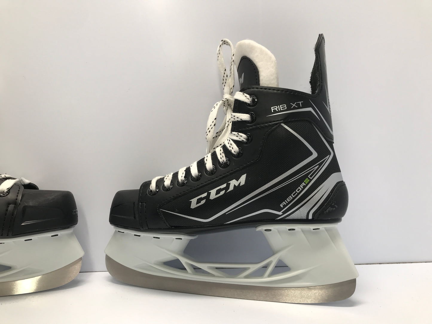 Hockey Skates Child Shoe Size 5 Skate Size 4 CCM NEW