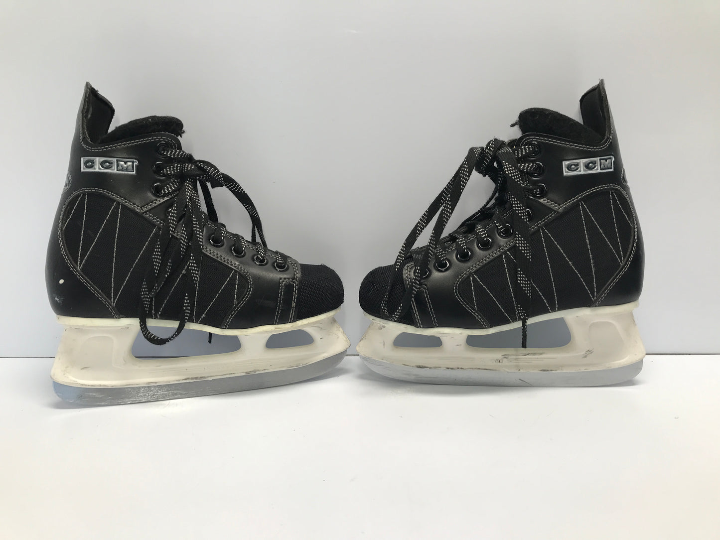 Hockey Skates Child Size 4 Shoe Size 3 CCM Excellent
