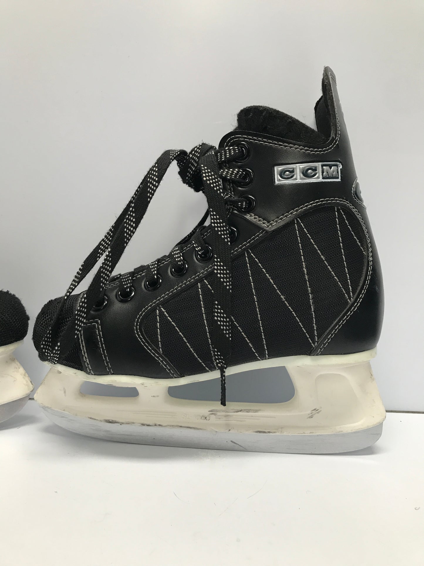 Hockey Skates Child Size 4 Shoe Size 3 CCM Excellent