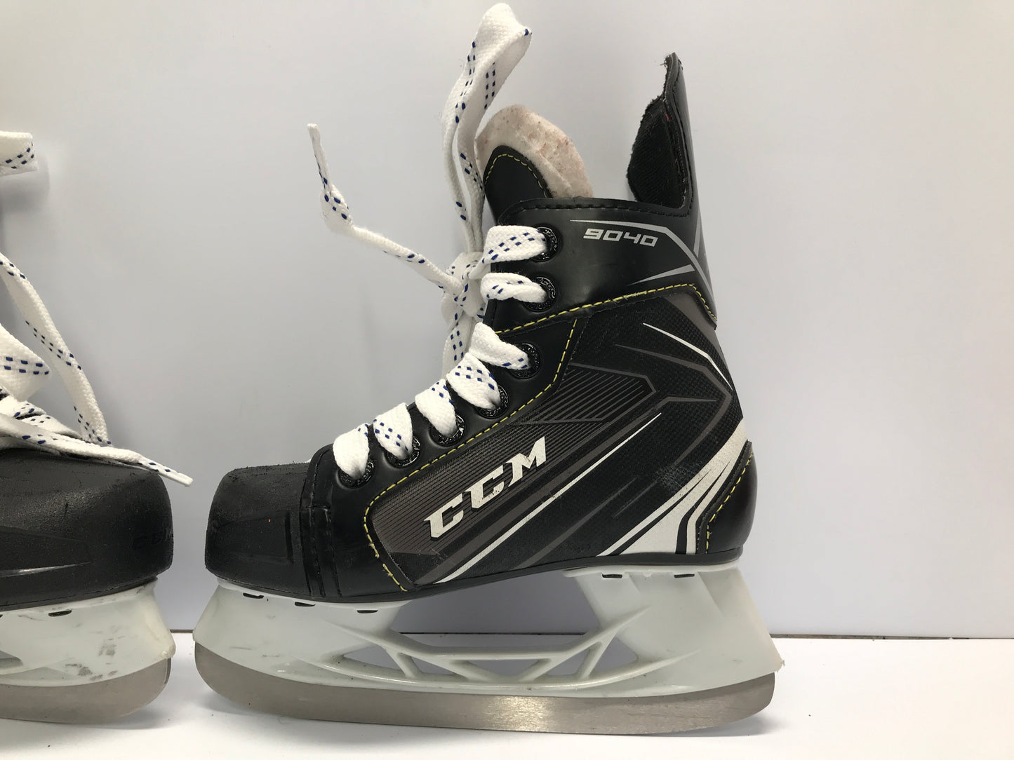 Hockey Skates Child size 11 shoe Size 10 Skate CCM Tacks Like New