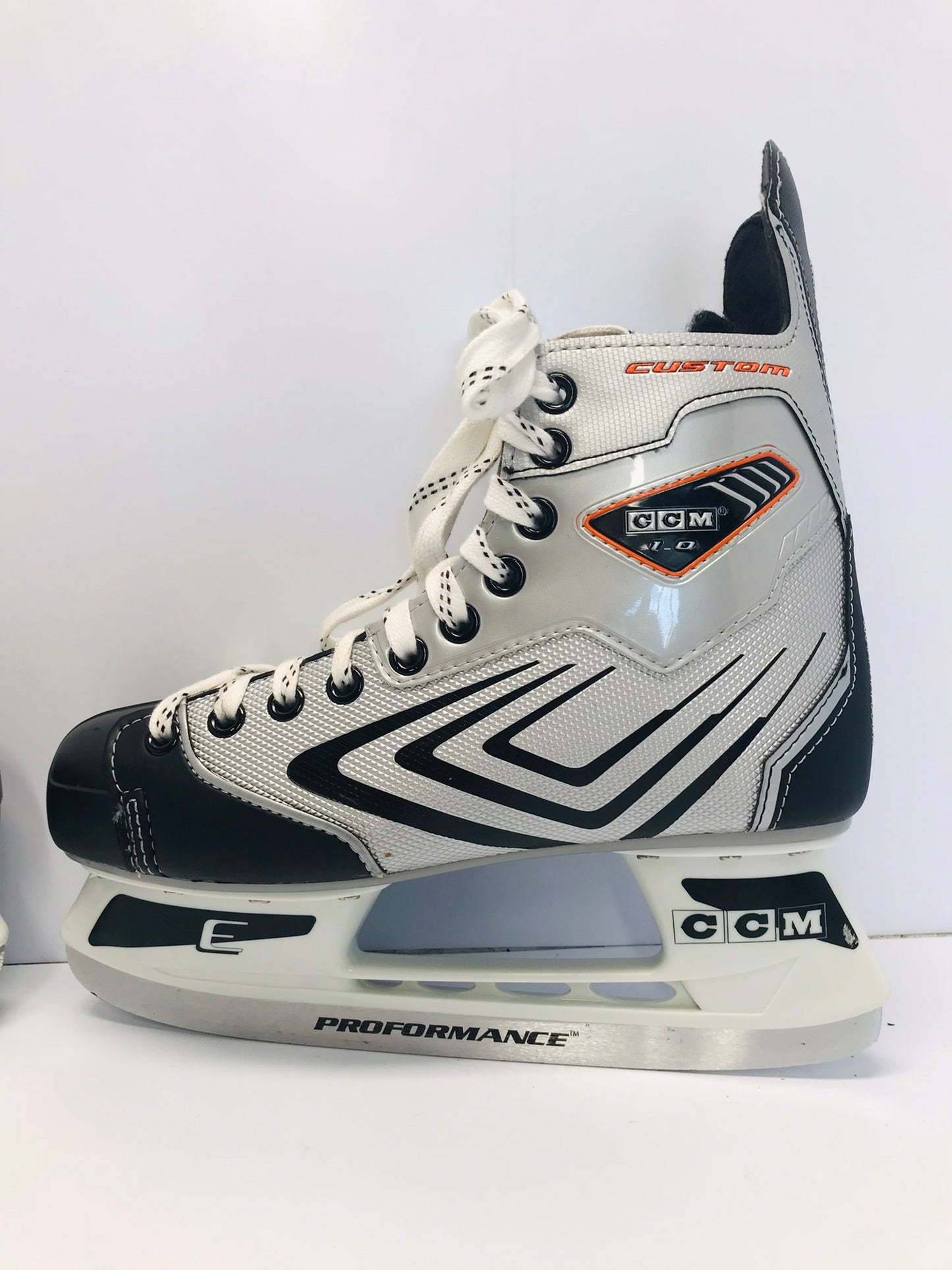 Hockey Skates Men's Size 7 Shoe 5.5 Skate Size CCM Custom New