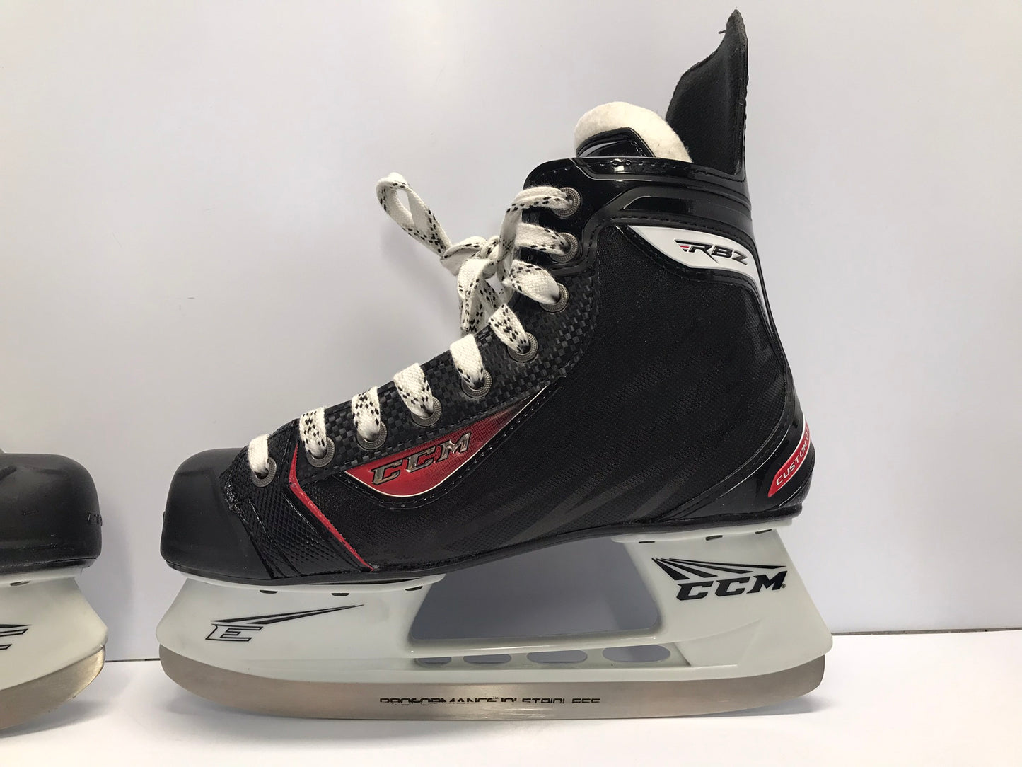 Hockey Skates Men's Size 7 Shoe 5.5 Skate Size CCM RBZ New