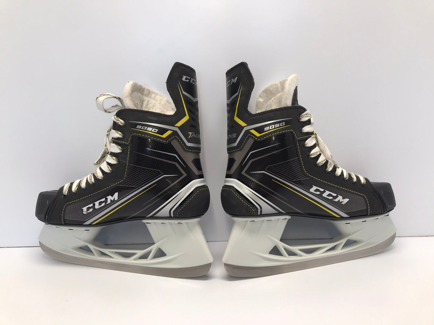 Hockey Skates Men's Size 8.5 Shoe 7 Skate Size CCM Tacks 9050 New Demo Model