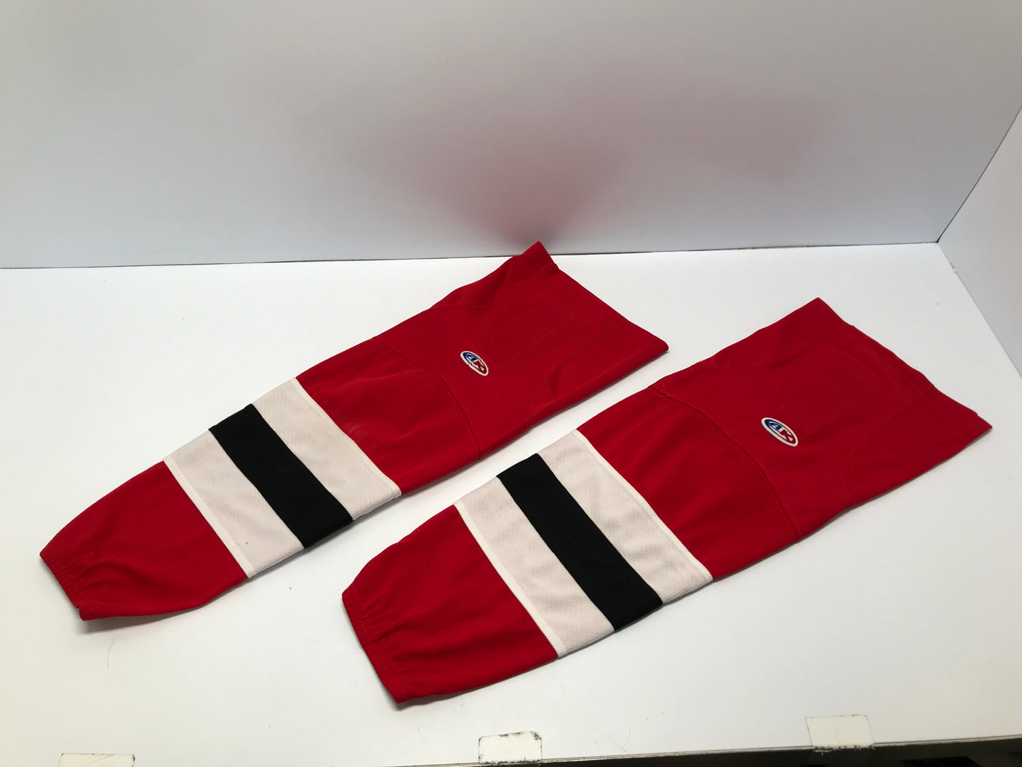 Hockey Socks Junior Intermediate 24in Velcro Tabs Red White Black Like New Quantity