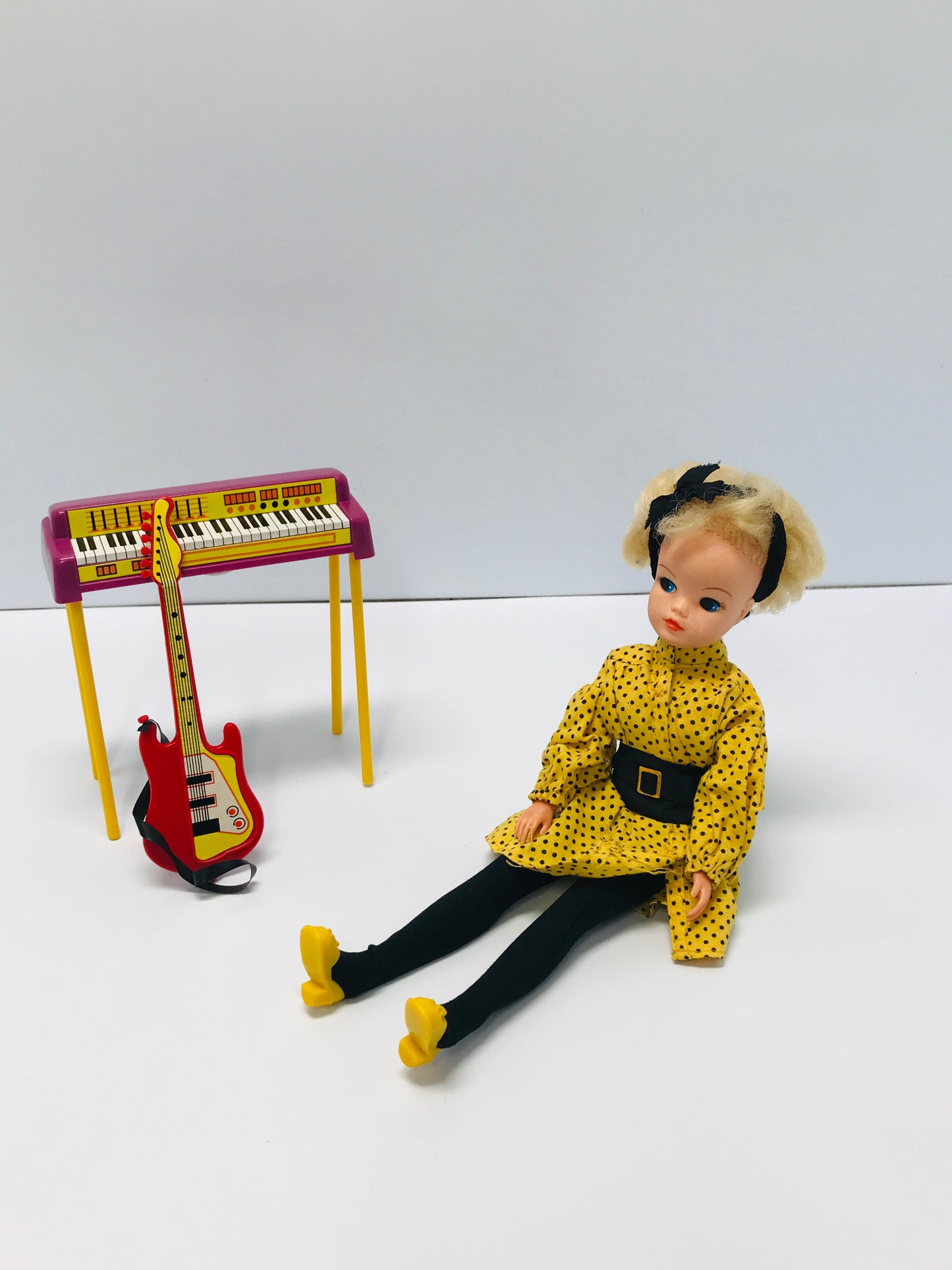 Vintage 1983 Pedigree Sindy Pop Singer Disco Doll In Original Outfit Keyboard And Guitar UK