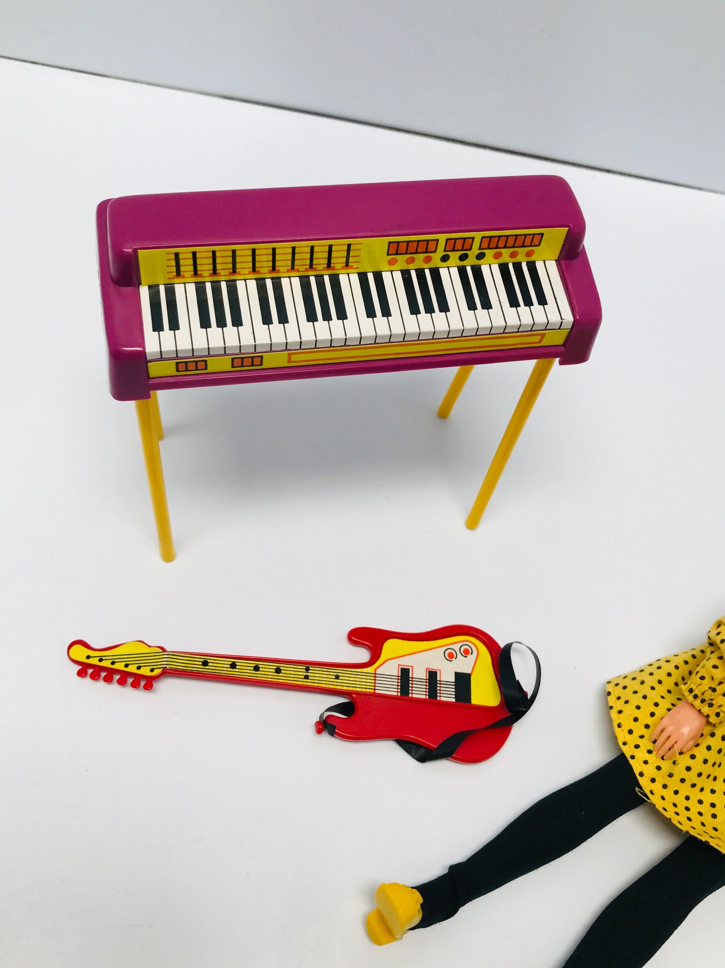 Vintage 1983 Pedigree Sindy Pop Singer Disco Doll In Original Outfit Keyboard And Guitar UK