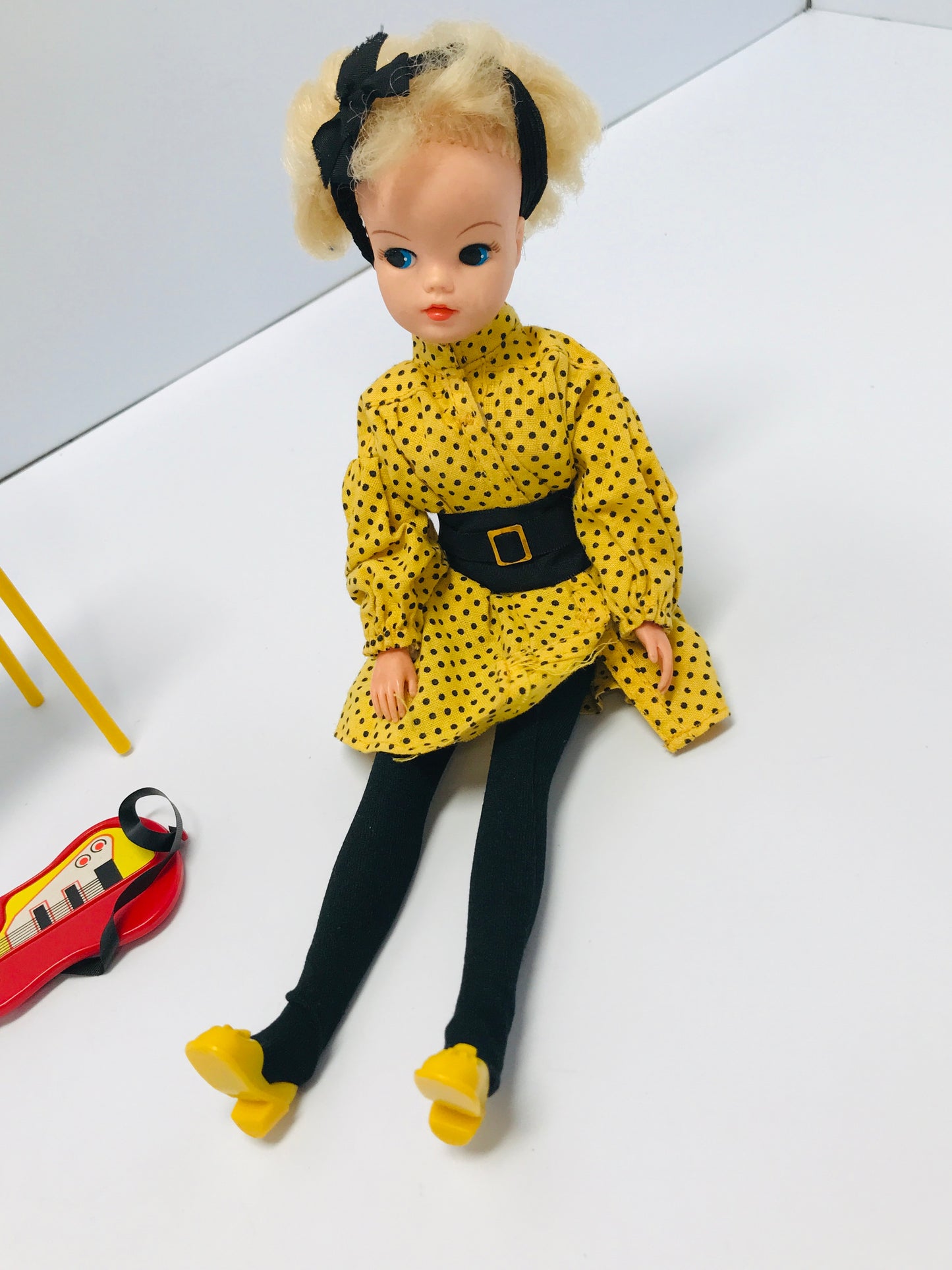Vintage 1983 Pedigree Sindy Pop Singer Disco Doll In Original Outfit Keyboard And Guitar UK