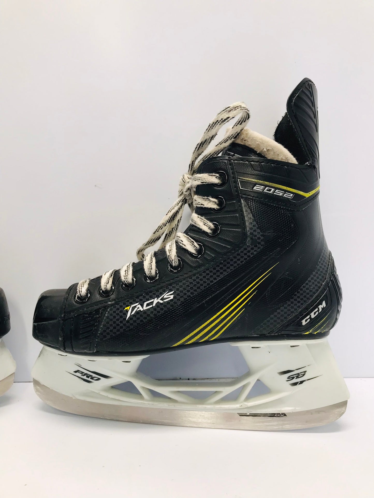 Hockey Skates Child Size 3.5 Shoe Size Skate Size 2 CCM Tacks