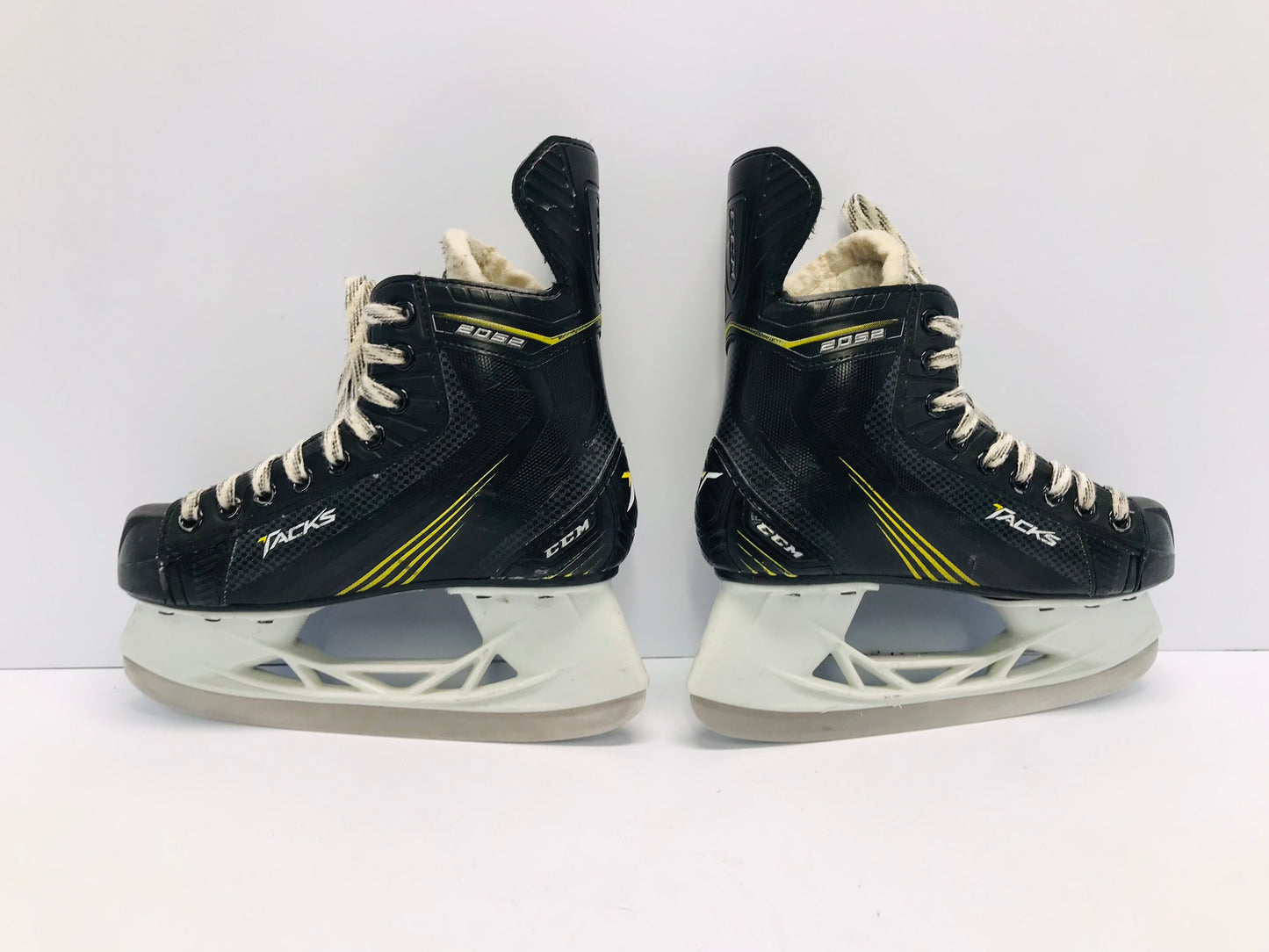 Hockey Skates Child Size 3.5 Shoe Size Skate Size 2 CCM Tacks