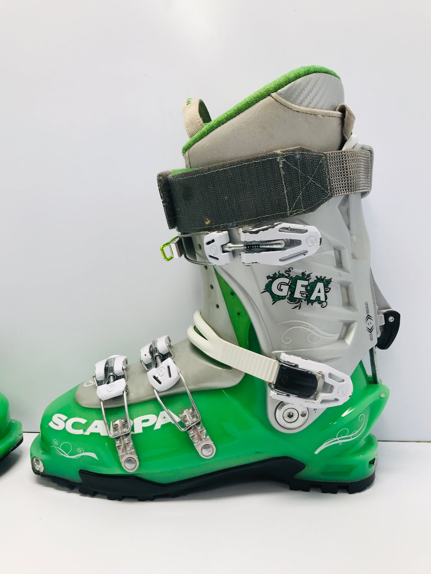 Ski Boots Mondo Size 26.0 Women 9 shoe 297 mm Scarpa GEA Alpine Touring Boots Up Hill and Down Hill Back Country