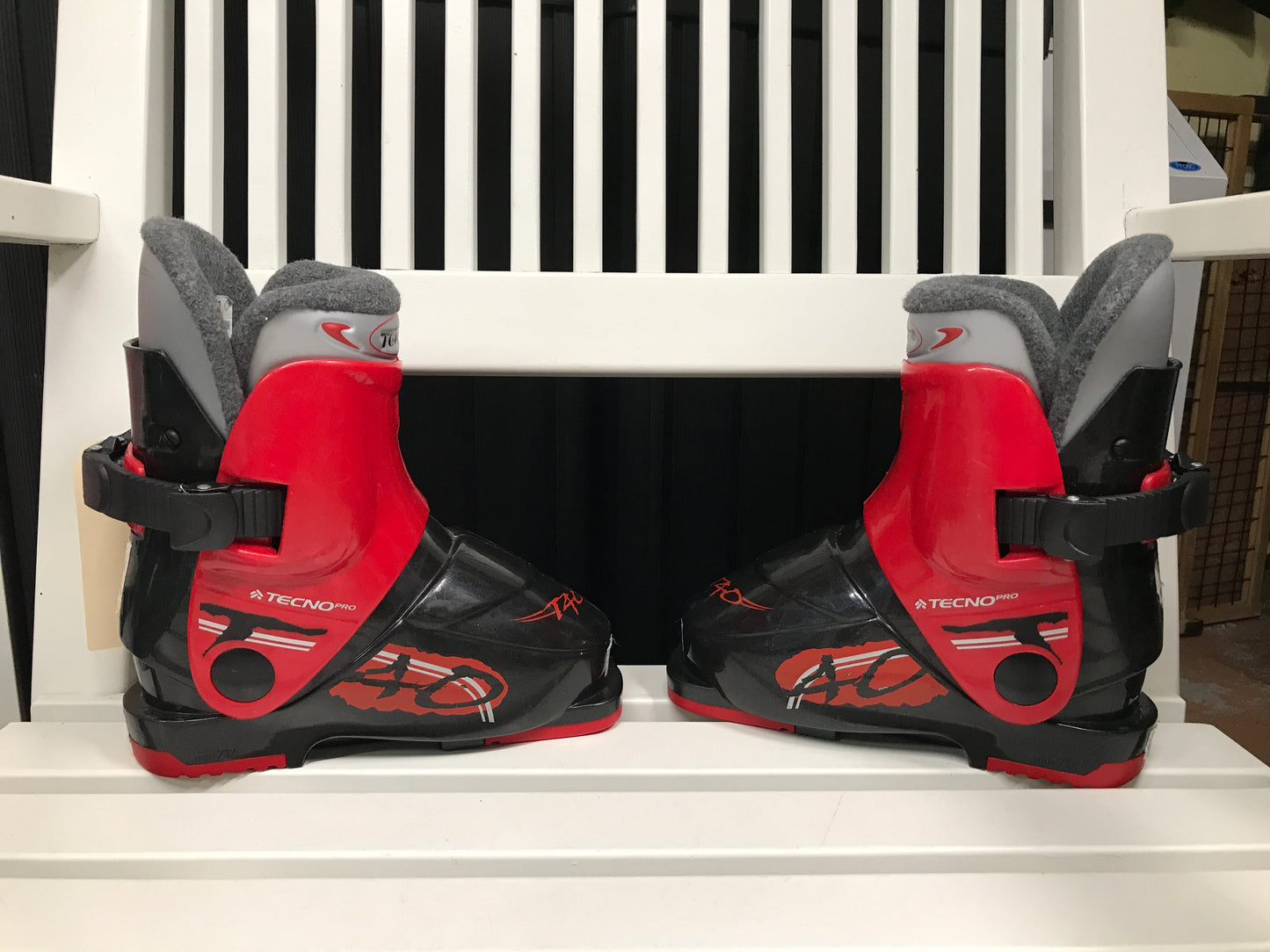 Ski Boots Mondo Size 17.5 child Size 9 Tecno 212 mm Black Red Grey Excellent