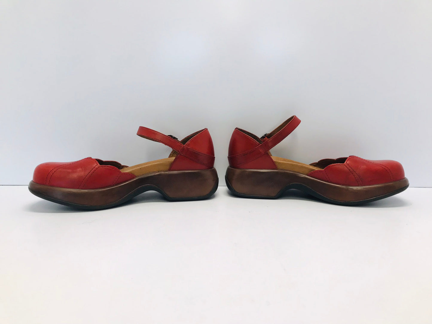 Ladies Dress Shoes Size 8.5 Euro 39 Dansko With Arch Support Leather Made In Europe Red Worn Once Retail 239.99