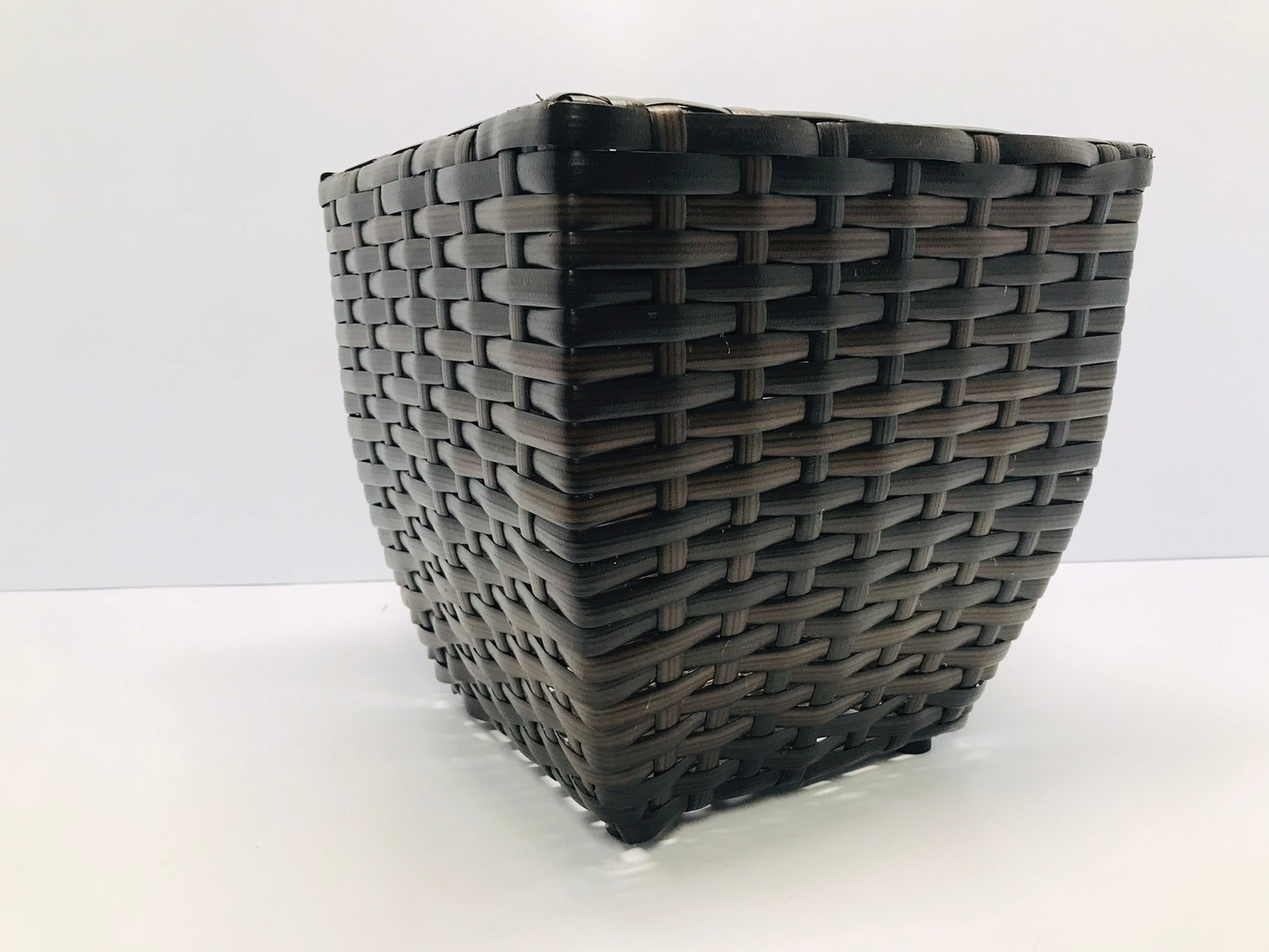 Outdoor Wicker Rattan Resin Plastic Coated Patio Garden Planter 10x10x12 Like New
