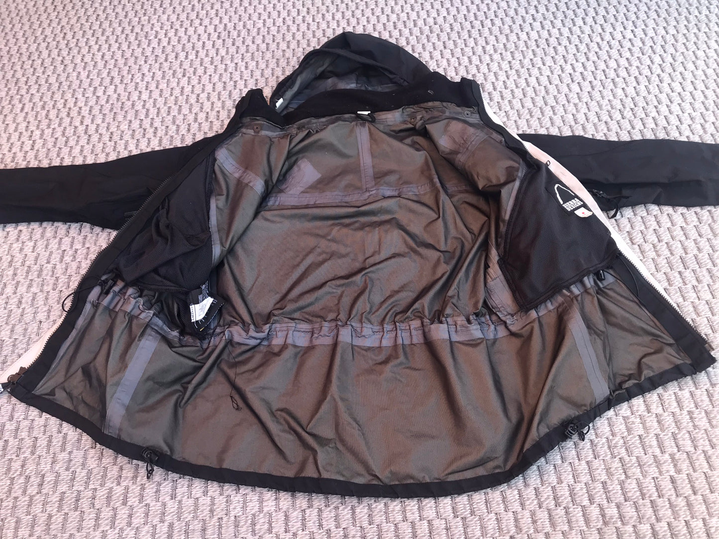 Rain Coat Ladies Size Small - Medium Gore-Tex Sierra Gore-Tex All Zippers Sealed Seams Vents Under Arms Black Outstanding Quality