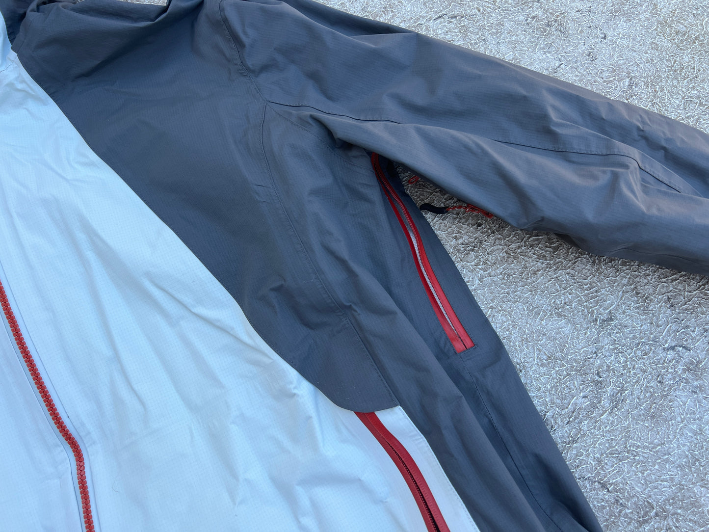 Rain Coat Men's Size Large Mondetta All Zipper Sealed Waterproof Vents Under Arms Grey White Like New