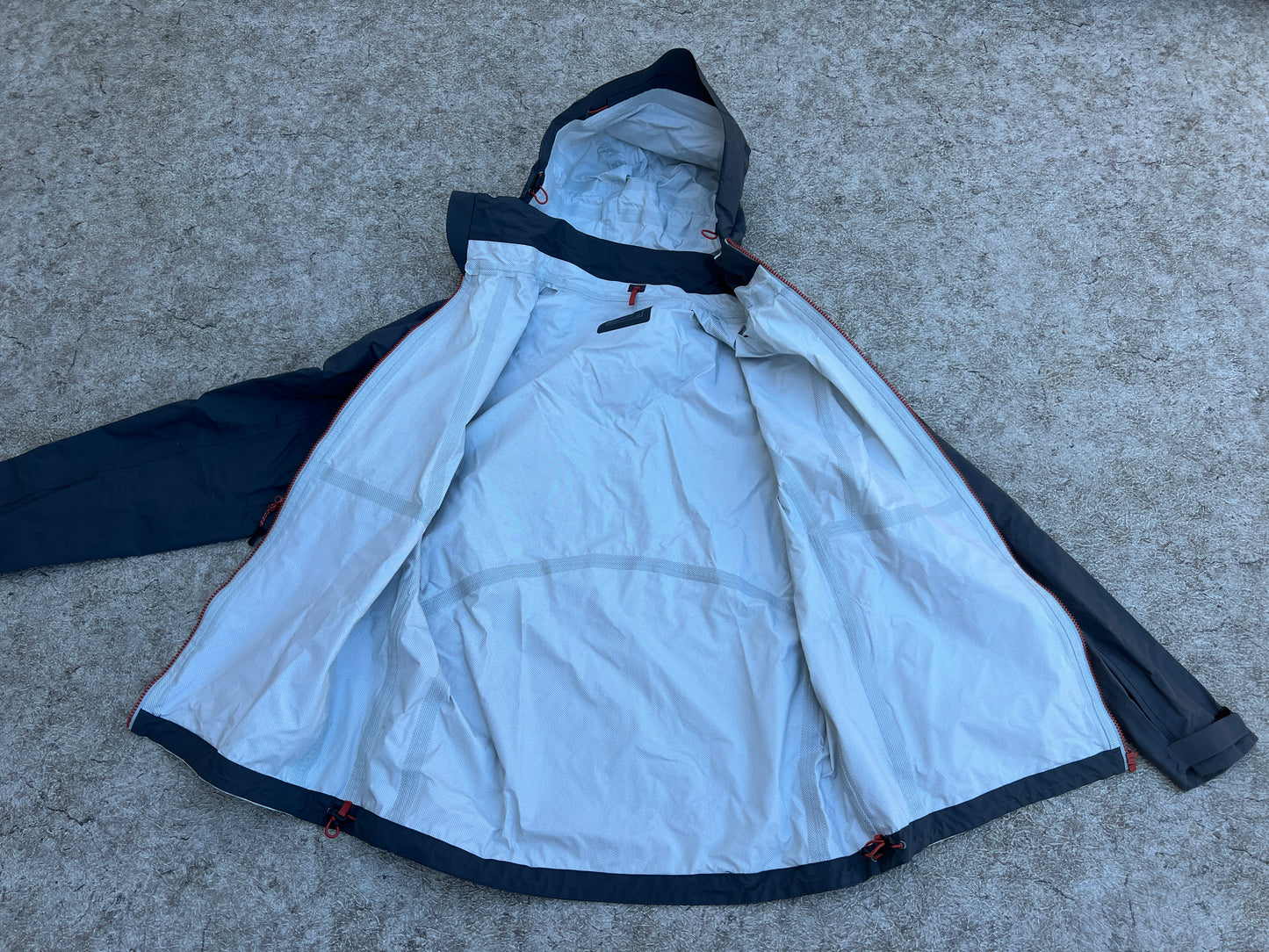Rain Coat Men's Size Large Mondetta All Zipper Sealed Waterproof Vents Under Arms Grey White Like New