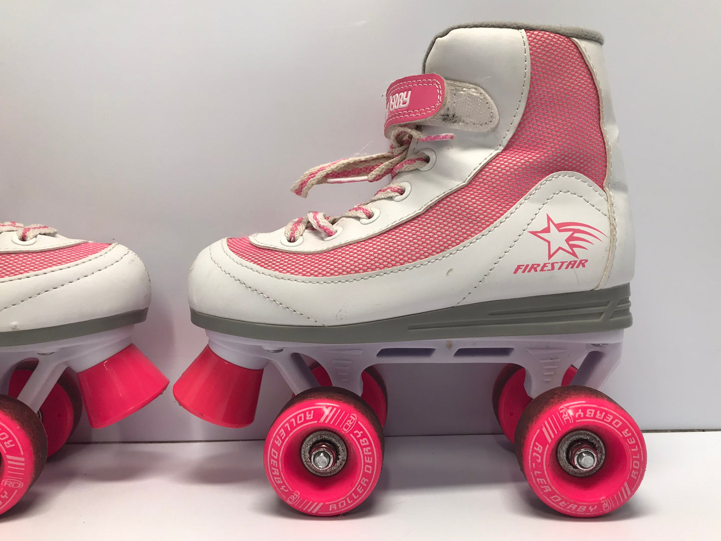 Roller Skates Roller Derby Child Size 2 White And Pink Barbie Pink
