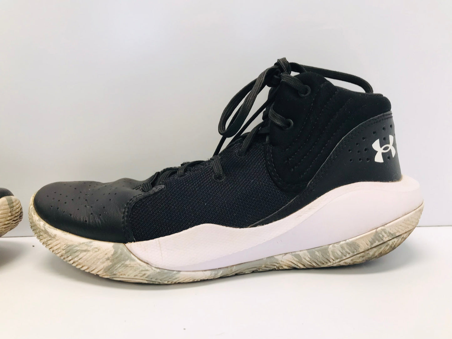 Runners Shoes Child Junior Size 6 Under Armour Black White Leather Like New