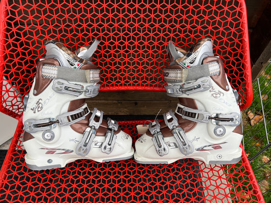 Ski Boots Mondo Size 24.0 Women Size 7 Dalbello 287 mm White Bronze Walk Ski Mode Pull Straps and Adjustable Straps Excellent