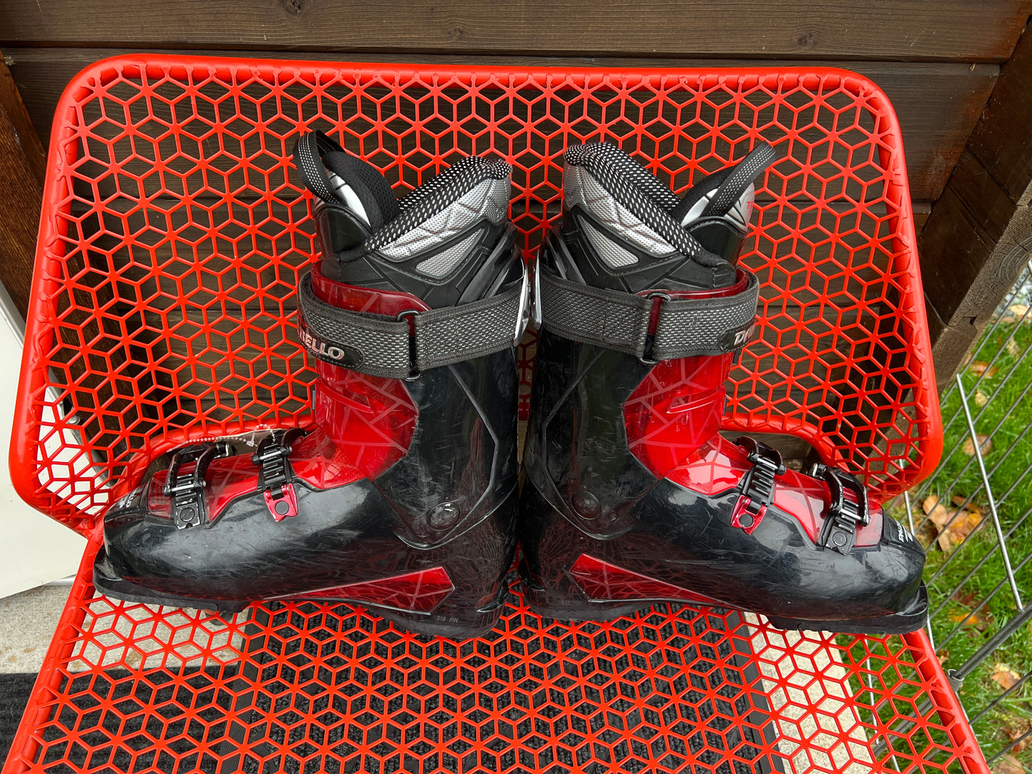 Ski Boots Mondo Size 27.5 Men Size 9.5 Women Size 10.5 Dalbello  318 mm Black Red