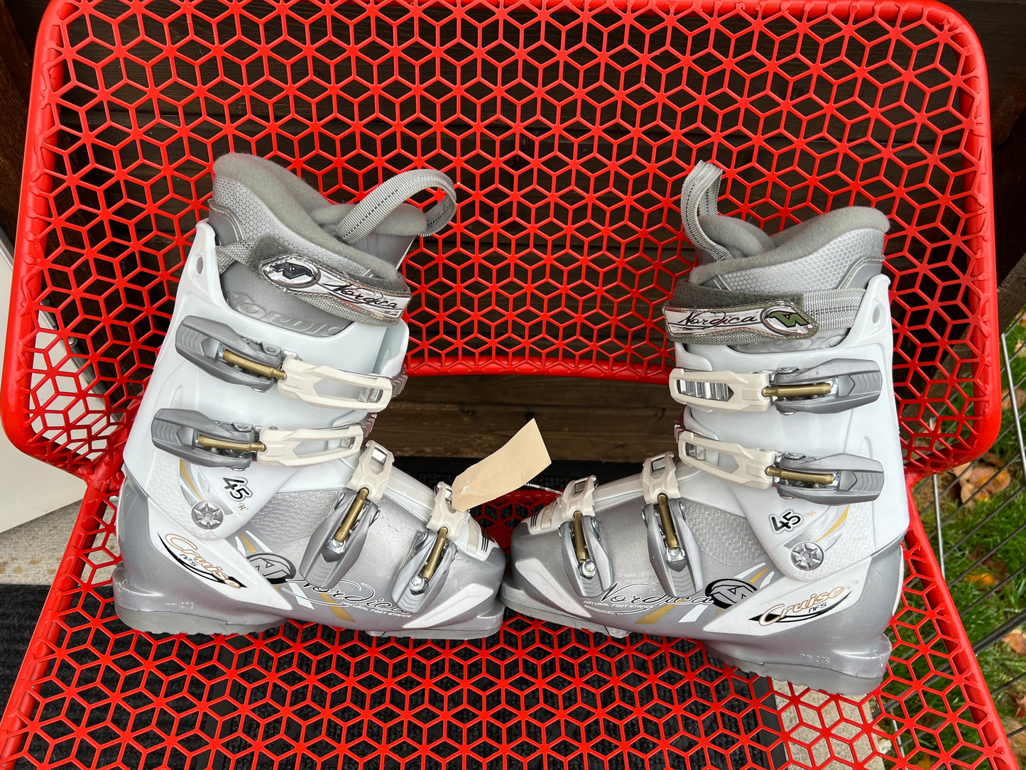 Ski Boots Mondo Size 23.5 Women Size 6.5 Nordica 275 mm White Grey With Pull Straps and Adjustable Buckles Excellent
