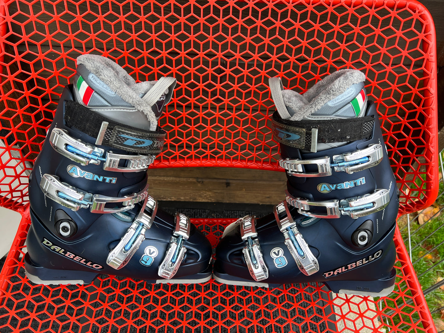 Ski Boots Mondo Size 24.5 Women Size 7 Dalbello 286 mm Marine Blue Adjustable Calf Buckles and Pull Straps Like New