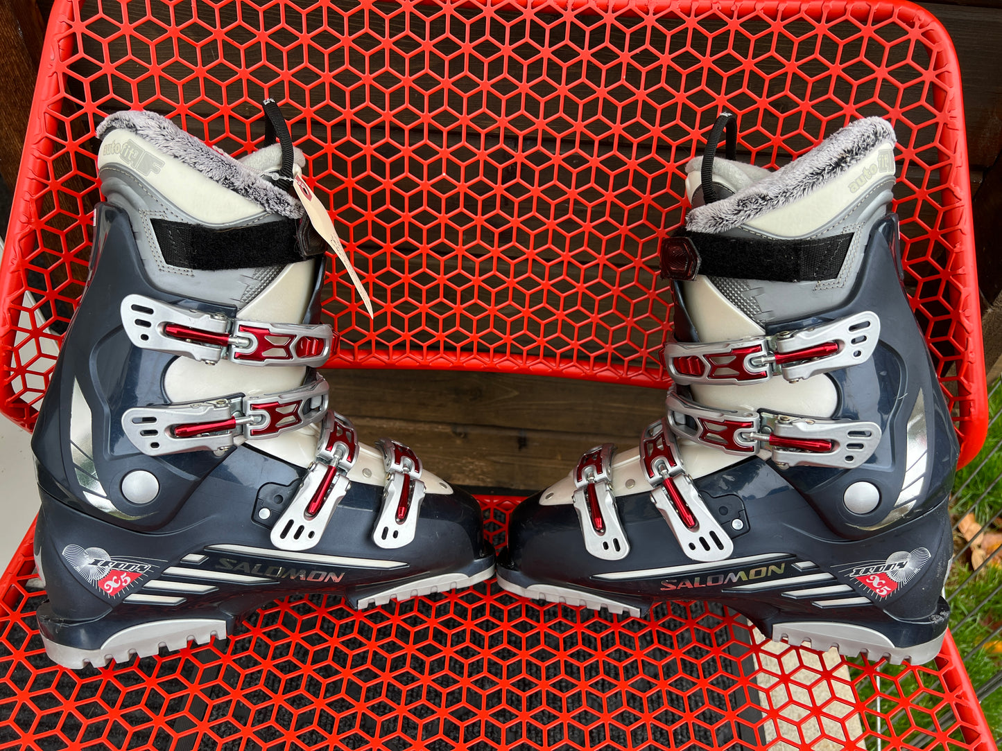 Ski Boots Mondo Size 26.0 Women Size 9 Salomon 307 mm Faux Fur Grey Adjustable Calf Buckles and Pull Straps Like New
