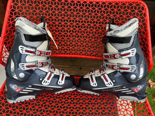 Ski Boots Mondo Size 26.0 Women Size 9 Salomon 307 mm Faux Fur Grey Adjustable Calf Buckles and Pull Straps Like New