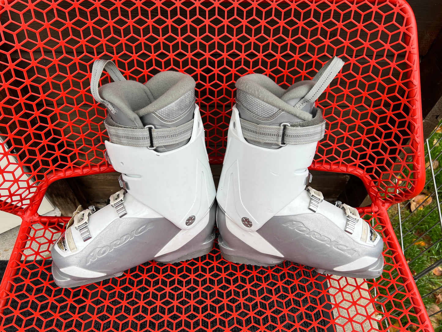 Ski Boots Mondo Size 23.5 Women Size 6.5 Nordica 275 mm White Grey With Pull Straps and Adjustable Buckles Excellent