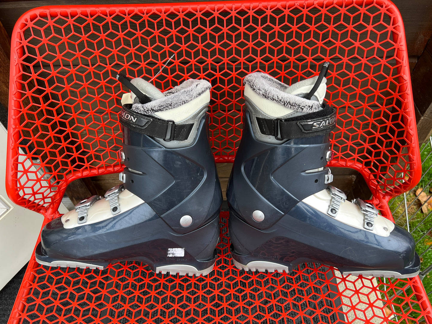 Ski Boots Mondo Size 26.0 Women Size 9 Salomon 307 mm Faux Fur Grey Adjustable Calf Buckles and Pull Straps Like New