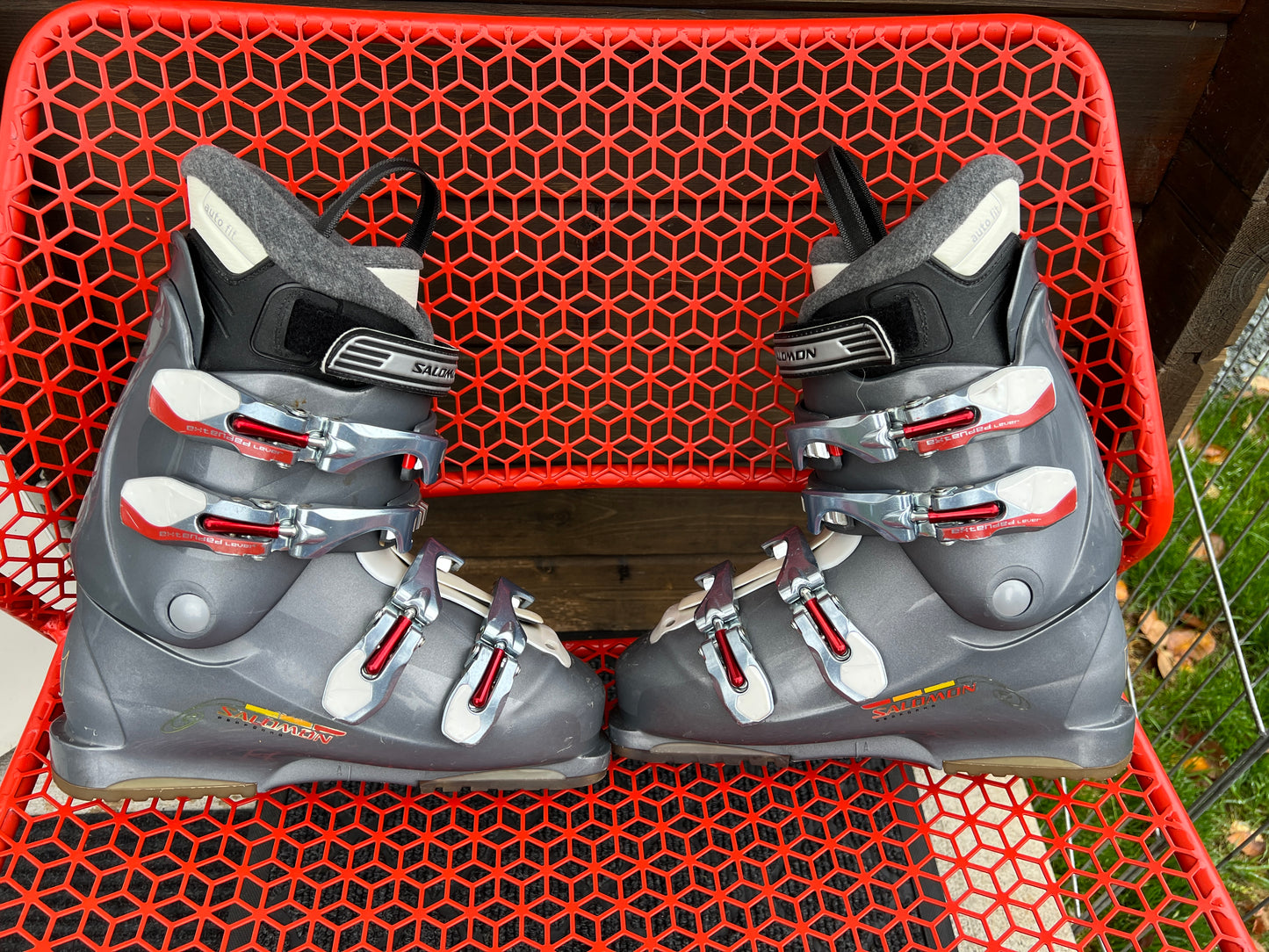Ski Boots Mondo Size 26.5 Men Size 8 Women Size 9 Head 307 mm Black Grey Adjustable Calf Buckles and Pull Straps Excellent