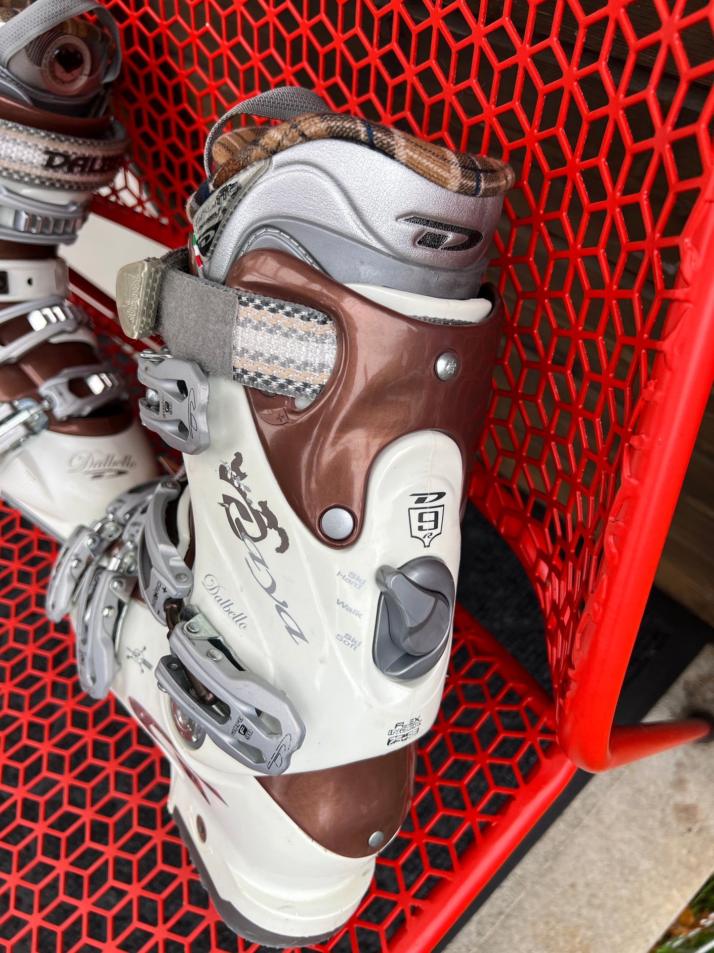 Ski Boots Mondo Size 24.0 Women Size 7 Dalbello 287 mm White Bronze Walk Ski Mode Pull Straps and Adjustable Straps Excellent